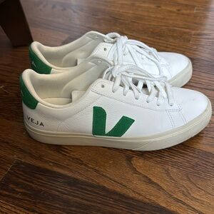 Veja Campo extra white emeraude size 9US/40EUR